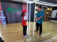 中国网小记者走进霖生木业采访“一棵树的”